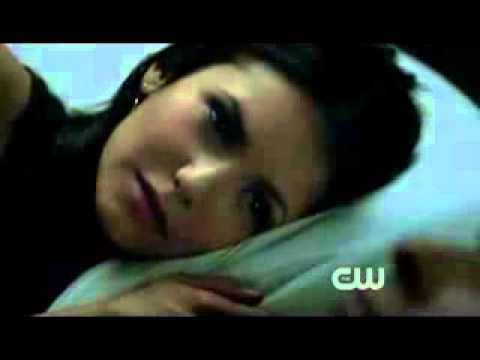 Дневники вампира серия где елена и деймон первый раз поцеловались